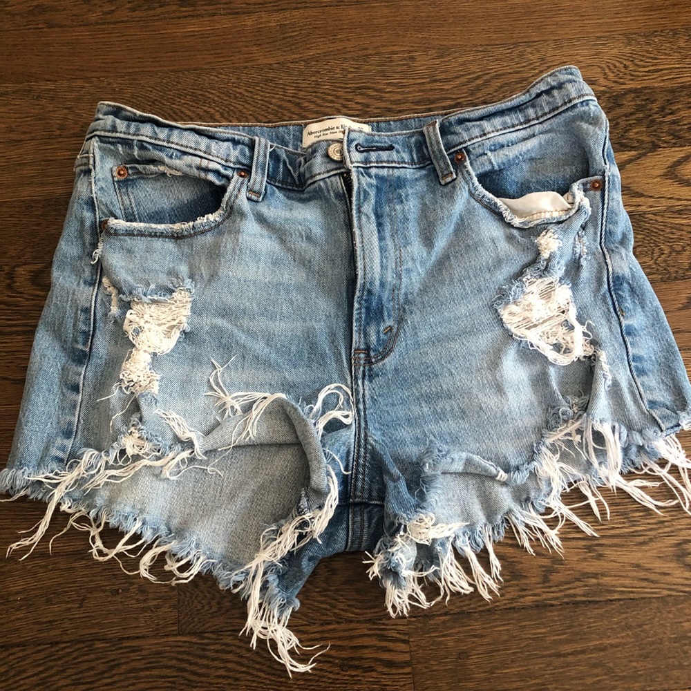 Abercrombie size 14/32 high rise mom jean shorts.